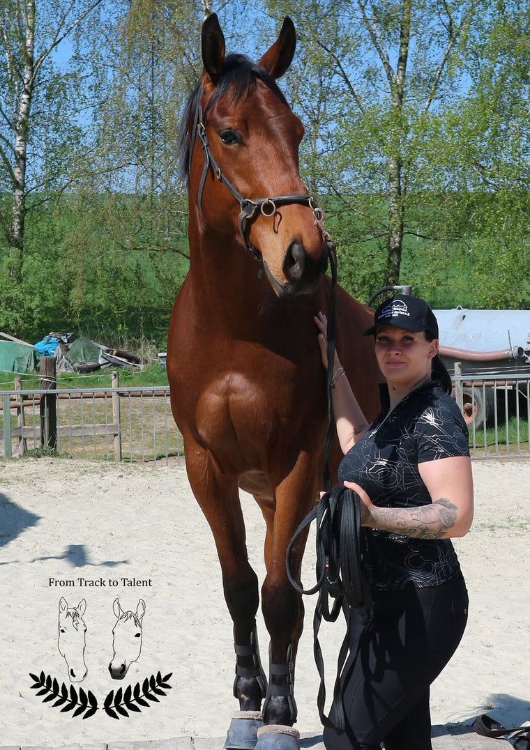 Springreiterin Svenja mit jungem Pferd und SattelStark Equipment