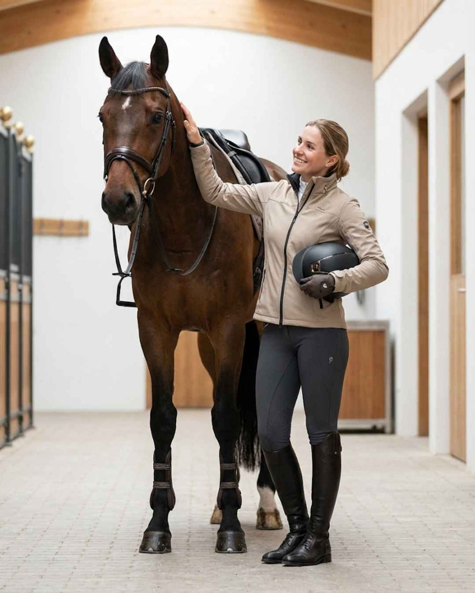 Reiterin testet SattelStark BalanceBra im Stall beim Training