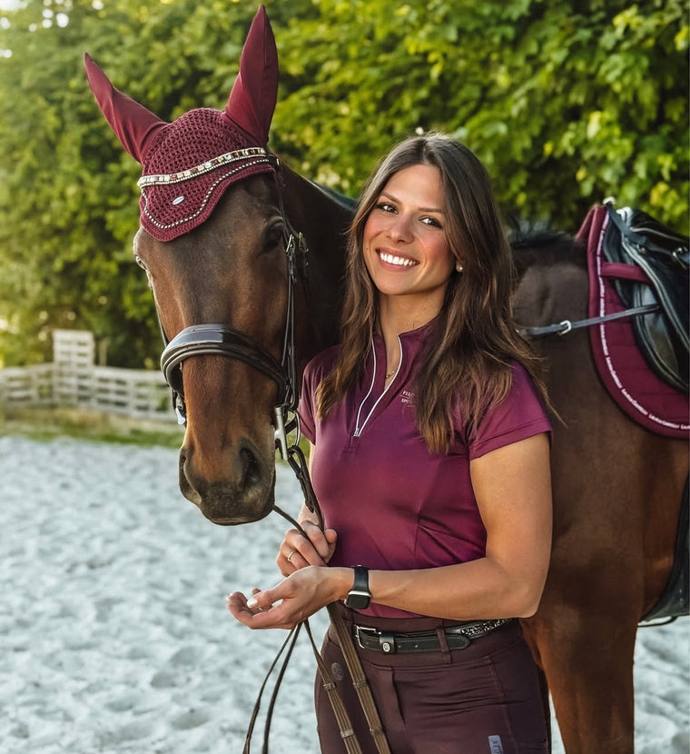 Dressurreiterin Janine K. in weißer Turnierhose mit SattelStark