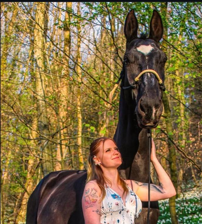 Reiterin Fuerst_albert mit SattelStark Ausrüstung im Stall